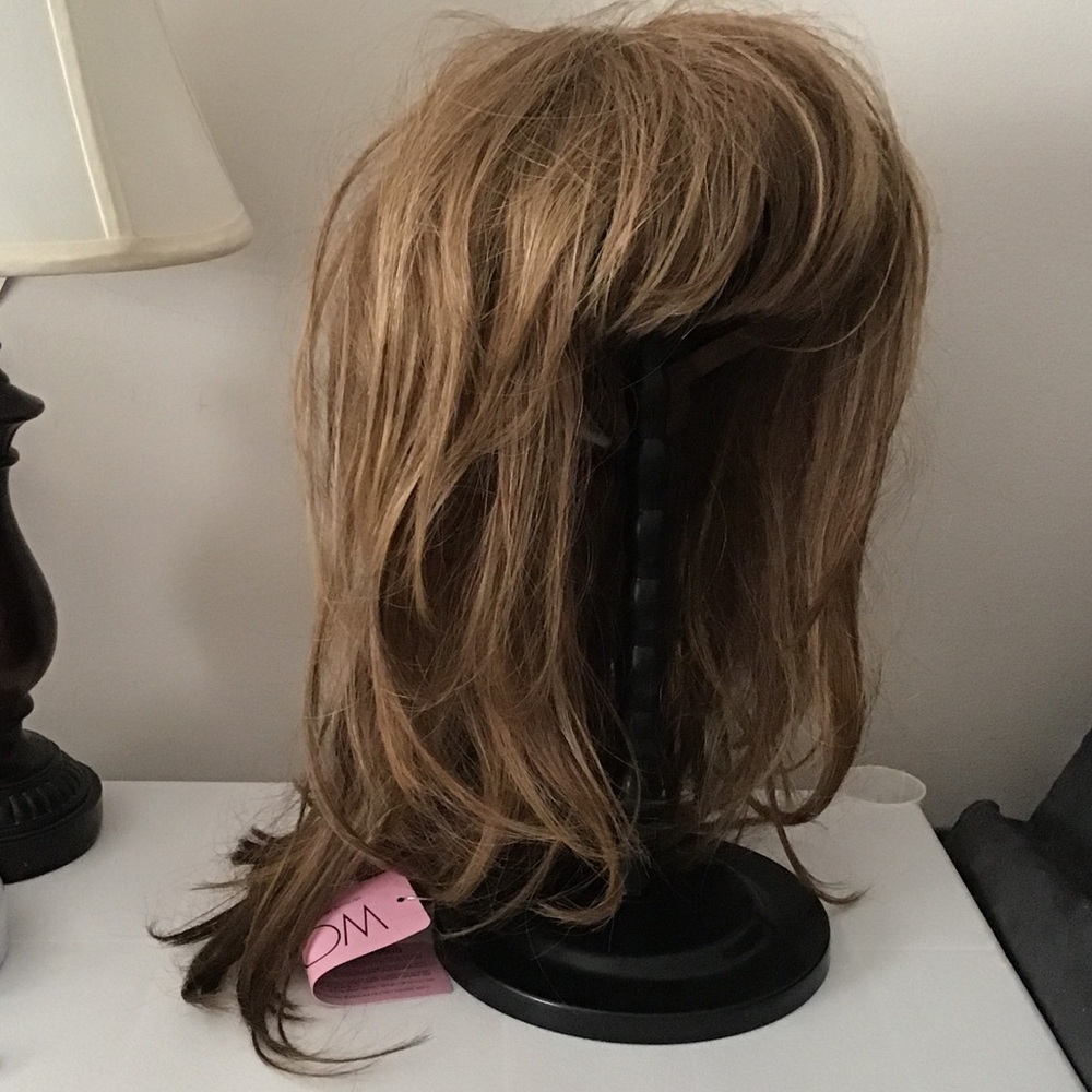 Daisy Fuentes wow wig NWT dark blonde